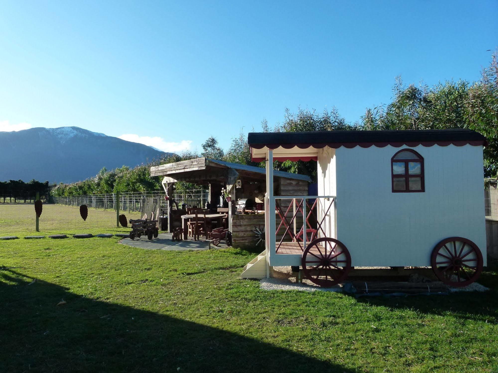 Wacky Stays - Unique Farm-Stay Glamping Rentals, Free Animal Feeding Tours Kaikoura Ngoại thất bức ảnh